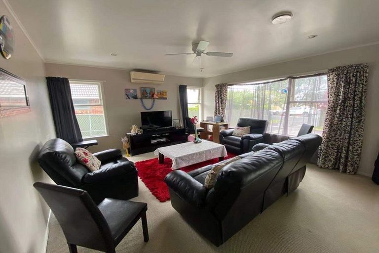 Photo of property in 90 Tirimoana Road, Te Atatu South, Auckland, 0602