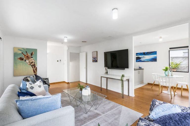 Photo of property in 1/10 Remus Place, Totara Vale, Auckland, 0629