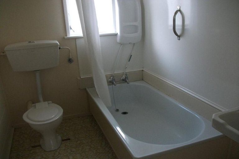 Photo of property in 1/136-138 Waddington Drive, Naenae, Lower Hutt, 5011