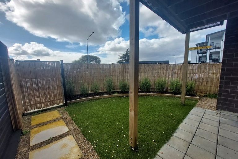 Photo of property in 1/1 Fruitvale Road, New Lynn, Auckland, 0600