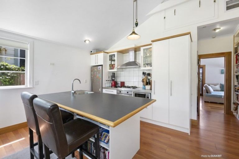 Photo of property in 174 Sutherland Road, Lyall Bay, Wellington, 6022