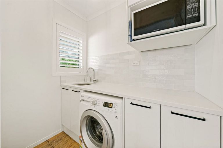 Photo of property in 4 London Street, Te Atatu Peninsula, Auckland, 0610