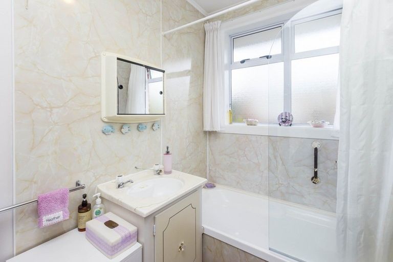 Photo of property in 2/15 Clouston Park Road, Ebdentown, Upper Hutt, 5018