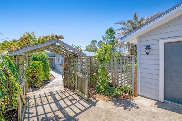 Photo of property in 14 Tiri Road, Manly, Whangaparaoa, 0930