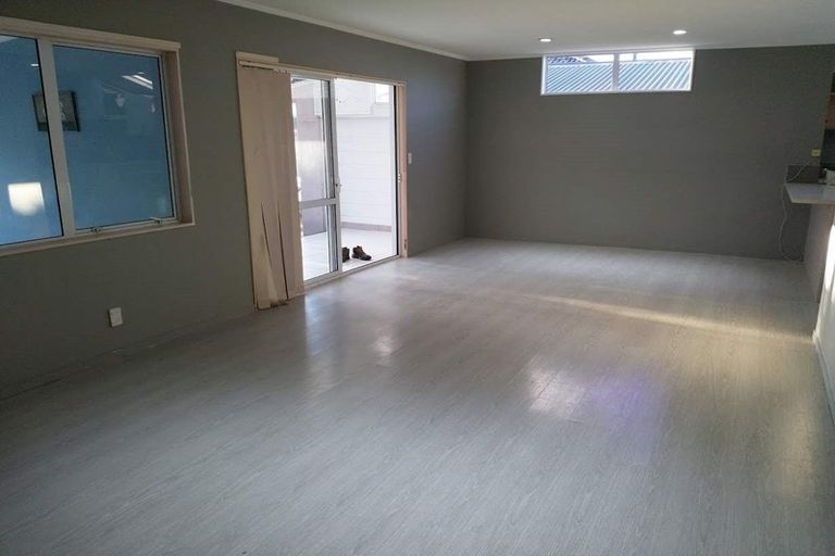 Photo of property in 2/61 Greenslade Crescent, Northcote, Auckland, 0627