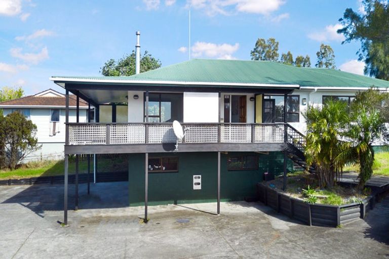 Photo of property in 10 Claverdon Drive, Massey, Auckland, 0614