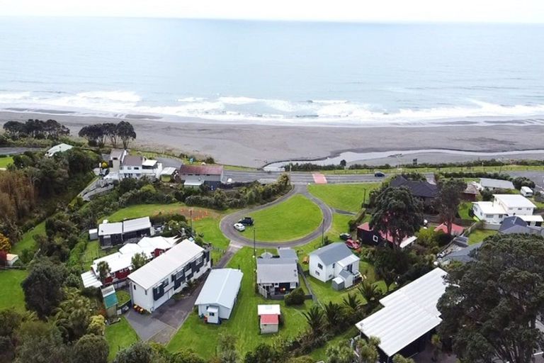 Photo of property in 30 Tasman Parade, Oakura, 4314