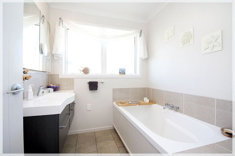 Photo of property in 12 Malthus Place, Foxton Beach, Foxton, 4815