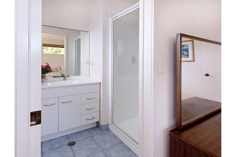 Photo of property in 2 Tollana Road, Te Atatu Peninsula, Auckland, 0610