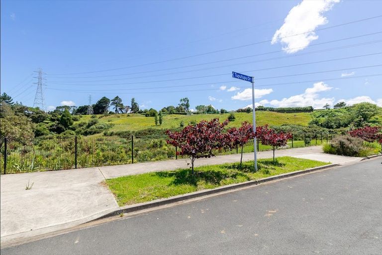 Photo of property in 12 Tuputupu Drive, Kumeu, 0810