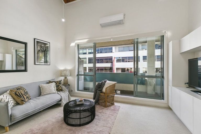 Photo of property in Metro Apartments, 4/220 Thorndon Quay, Pipitea, Wellington, 6011