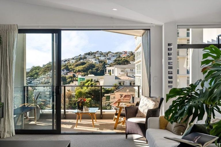 Photo of property in 1/18 Oriental Terrace, Oriental Bay, Wellington, 6011