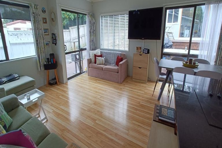 Photo of property in 2/213 Lake Road, Belmont, Auckland, 0622