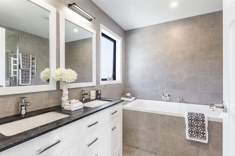 Photo of property in 25 Rothesay Bay Road, Rothesay Bay, Auckland, 0630