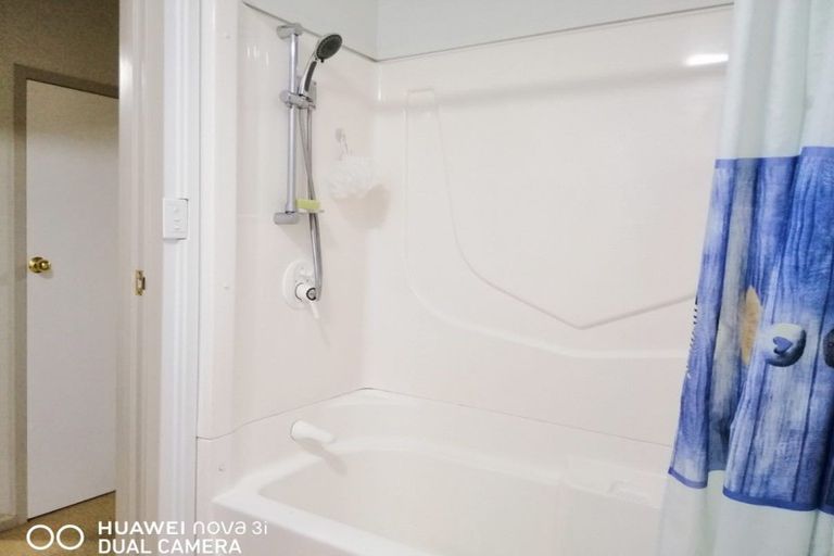 Photo of property in 2/11 Tulloch Place, Conifer Grove, Takanini, 2112