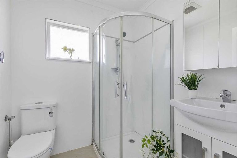 Photo of property in 2/16 Diana Drive, Glenfield, Auckland, 0627