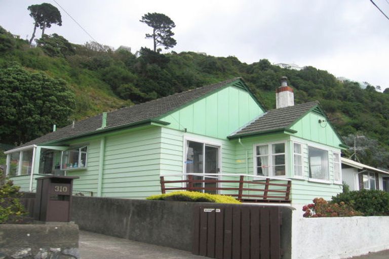 Photo of property in 308 Queens Drive, Lyall Bay, Wellington, 6022