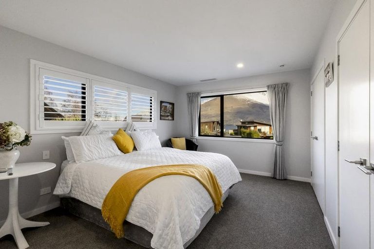 Photo of property in 18 Poplar Drive, Kelvin Heights, Queenstown, 9300
