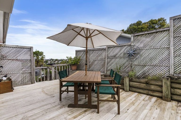 Photo of property in 1/10 Remus Place, Totara Vale, Auckland, 0629
