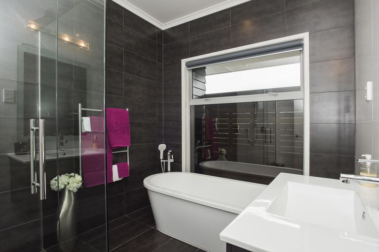 Photo of property in 2 Charteris Rise, Riverdale, Gisborne, 4010