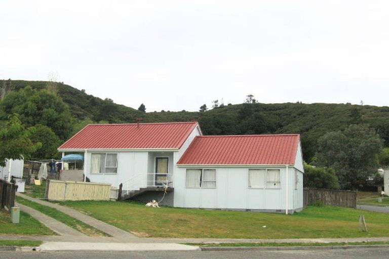 Photo of property in 17 Edelweiss Grove, Timberlea, Upper Hutt, 5018