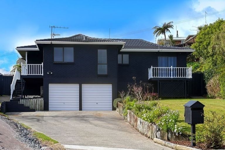 Photo of property in 8 Leo Place, Kawaha Point, Rotorua, 3010