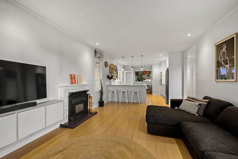 Photo of property in 9 Devon Street, Te Atatu South, Auckland, 0610