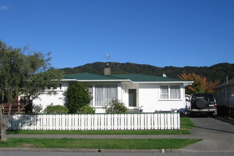 Photo of property in 3 Momona Street, Wainuiomata, Lower Hutt, 5014