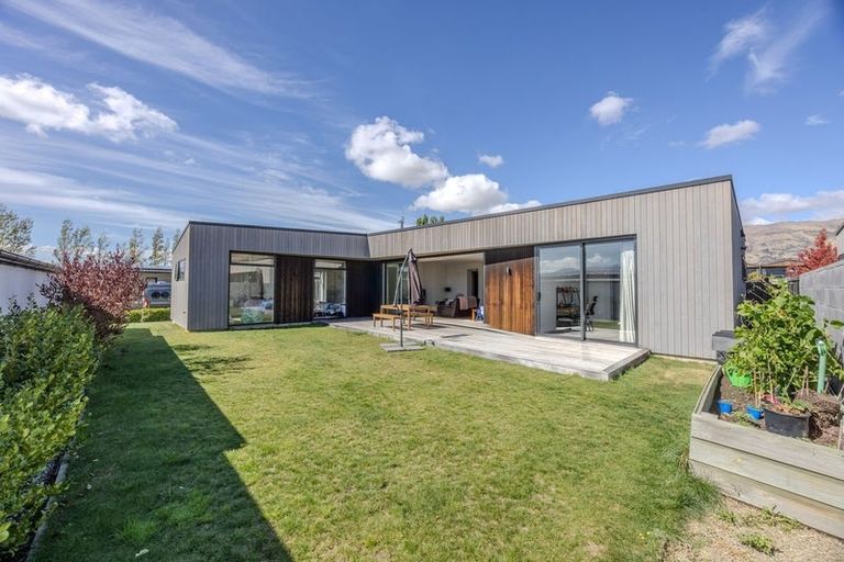 Photo of property in 18 Stackbrae Avenue, Wanaka, 9305