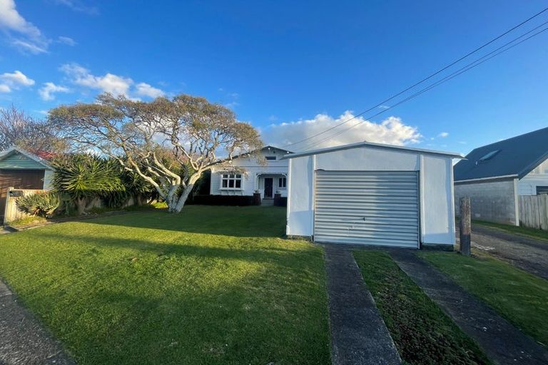 Photo of property in 40 Waiwaka Terrace, Strandon, New Plymouth, 4312