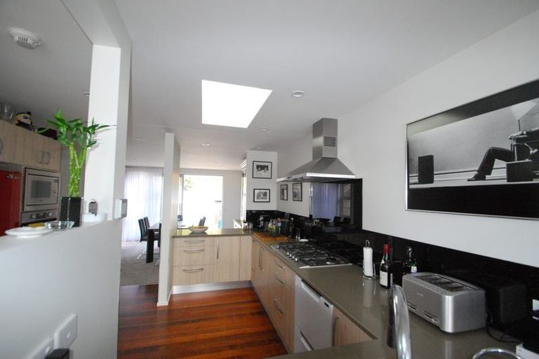 Photo of property in 220 Queens Drive, Lyall Bay, Wellington, 6022