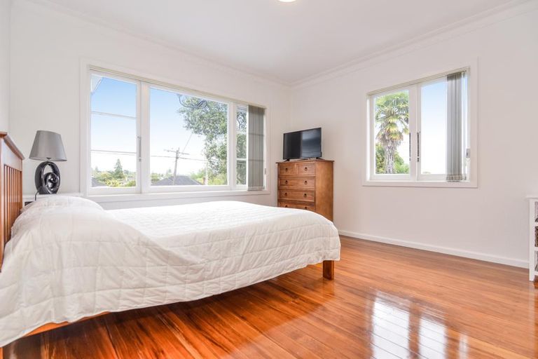 Photo of property in 30 Woodglen Road, Glen Eden, Auckland, 0602