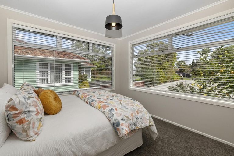 Photo of property in 34 Covil Avenue, Te Atatu South, Auckland, 0610