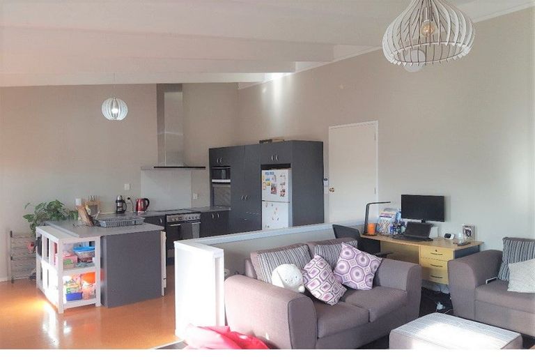 Photo of property in 2/20 Waverley Avenue, Glenfield, Auckland, 0629