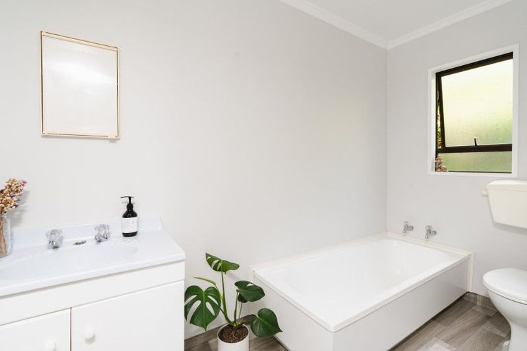 Photo of property in 31 Lake View Street, Waihola, Milton, 9073