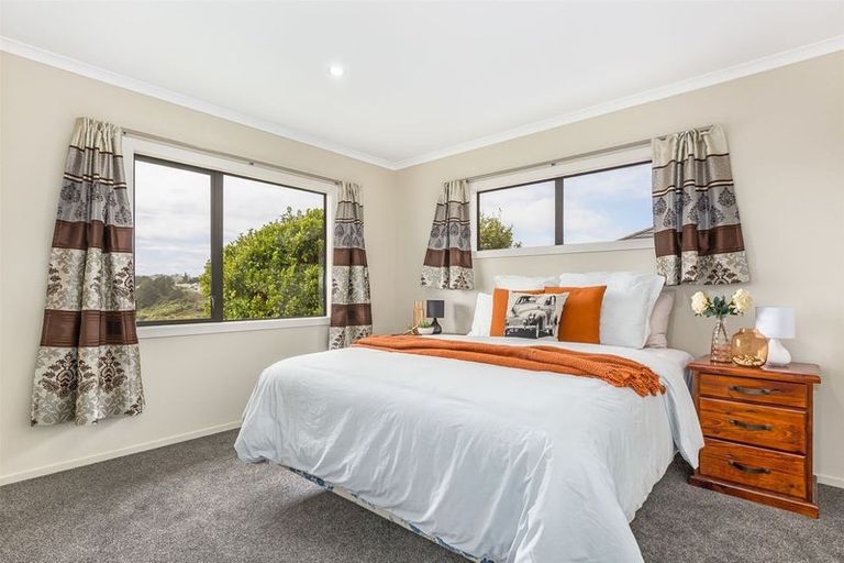 Photo of property in 17 Tongariro Drive, Aotea, Porirua, 5024