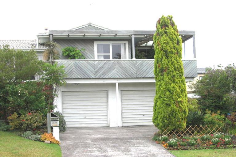 Photo of property in 2/2 Manhattan Heights, Glendene, Auckland, 0602