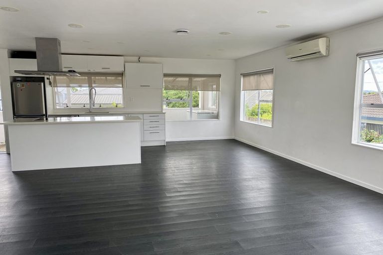 Photo of property in 10 Bill Phillip Place, Clendon Park, Auckland, 2103