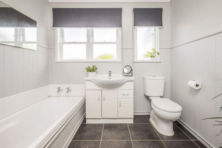 Photo of property in 35 Youngs Road, Papakura, 2110