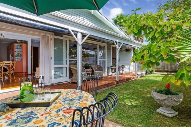 Photo of property in 1/10 Knights Road, Rothesay Bay, Auckland, 0630