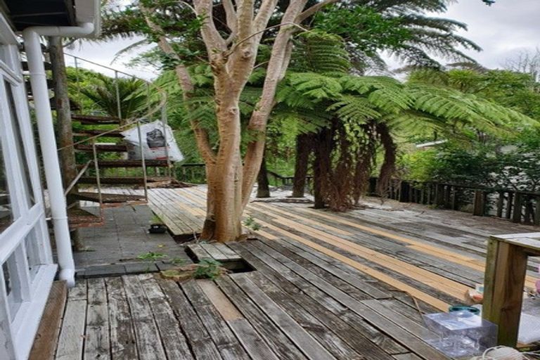 Photo of property in 16 De Val Drive, Titirangi, Auckland, 0604