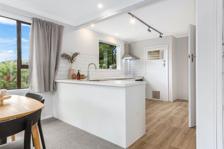 Photo of property in 25 Lincoln Avenue, Tawa, Wellington, 5028