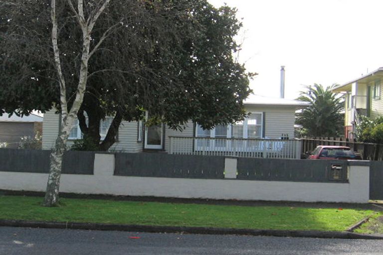 Photo of property in 23 Yeovil Road, Te Atatu Peninsula, Auckland, 0610