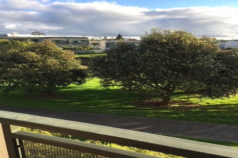 Photo of property in 7/372 Rosedale Road, Rosedale, Auckland, 0632