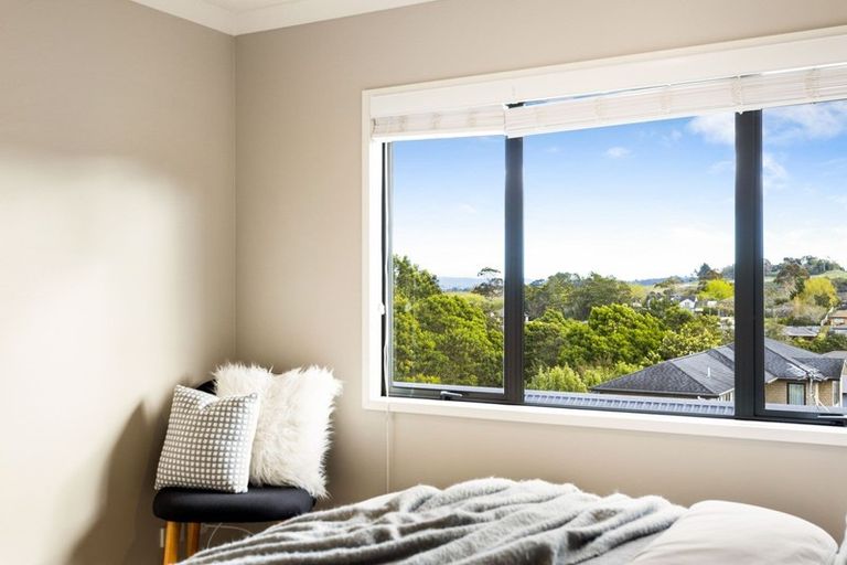 Photo of property in 40 Rising Parade, Fairview Heights, Auckland, 0632