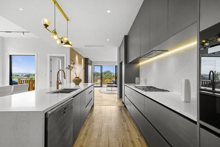 Photo of property in 18 Pukeko Road, Hobsonville, 0616