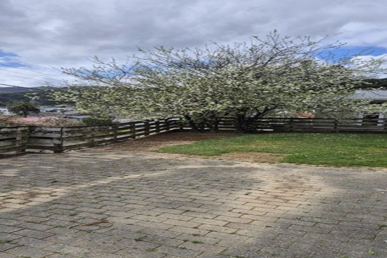 Photo of property in 29 Thomson Grove, Stokes Valley, Lower Hutt, 5019
