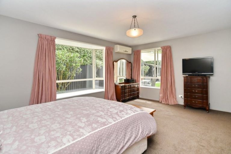 Photo of property in 27a Farnswood Place, Redwood, Christchurch, 8051