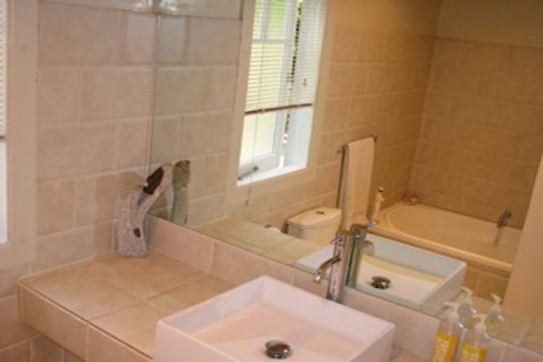 Photo of property in 1/130 Sunset Road, Unsworth Heights, Auckland, 0632