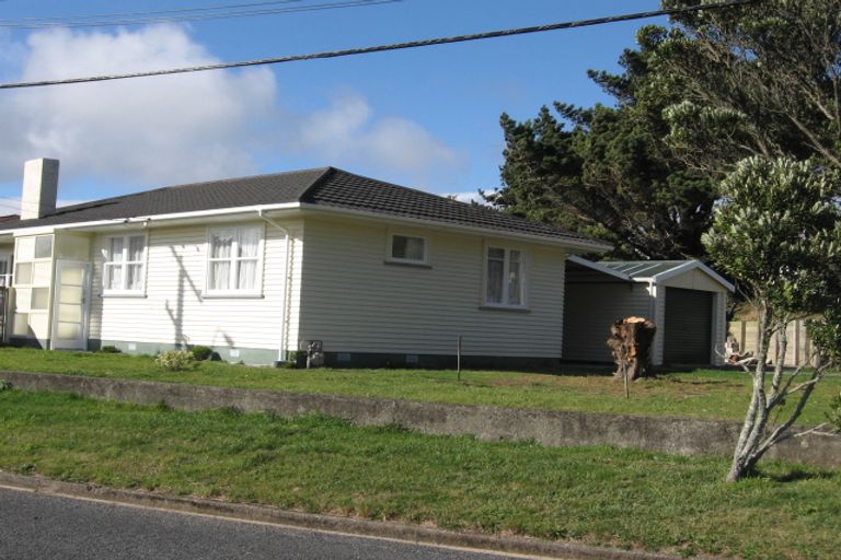Photo of property in 2 Kenmore Street, Newlands, Wellington, 6037